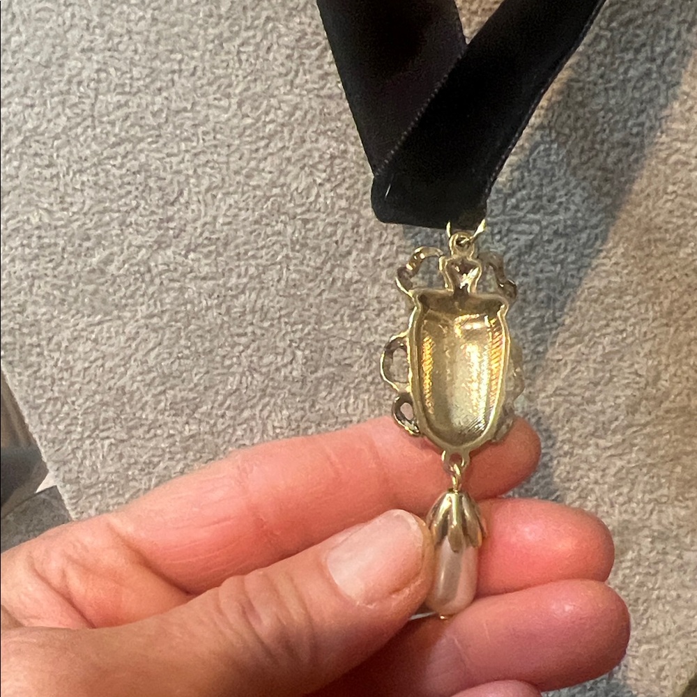 Elegant Black and Green Pendant Necklace - Picture 3 of 4